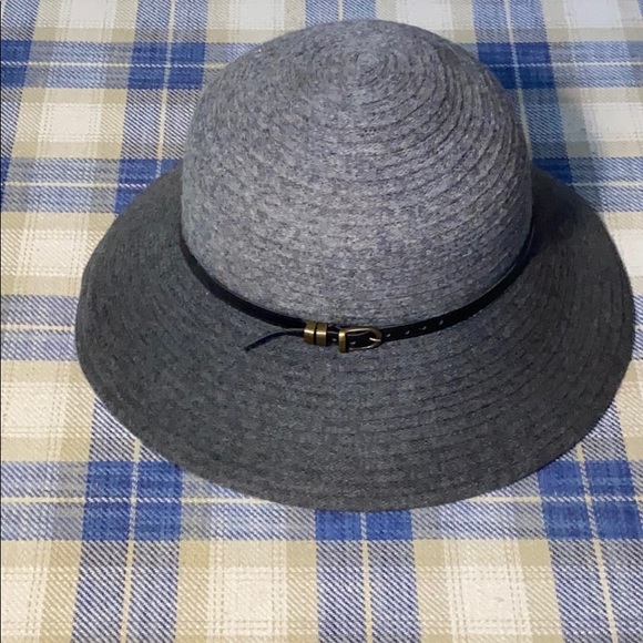 Nordstrom Accessories - Like new Felt hat with buckle strap
